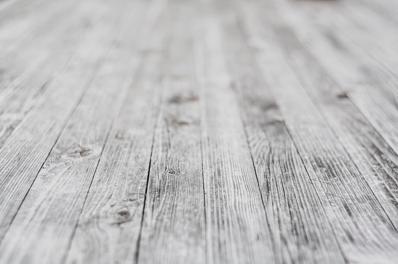 Cómo reparar madera blanca lavada dañada por agua: 8 sencillos pasos