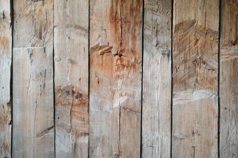 Cómo restaurar madera dañada por el agua en 5 sencillos pasos