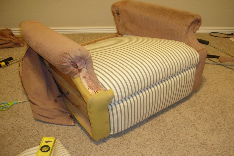 Cómo retapizar un sillón reclinable con brazos de madera