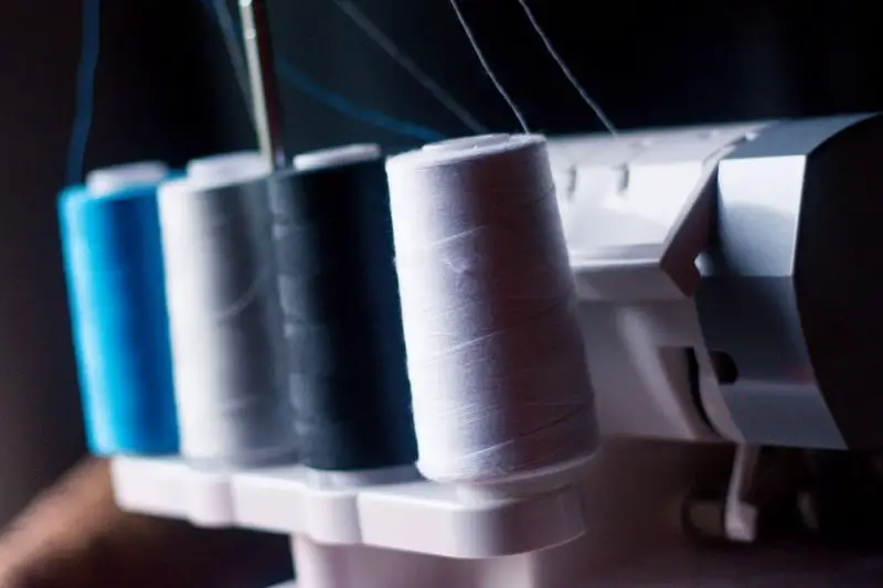Cómo usar hilo cónico en la máquina de coser: 3 mejores formas