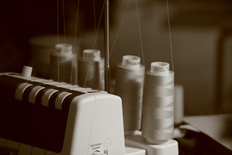 Cómo usar la máquina de coser Serger en 3 sencillos pasos