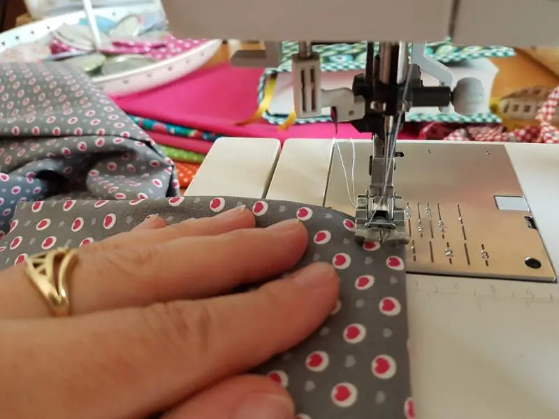 Cómo usar un pie para dobladillos en una máquina de coser