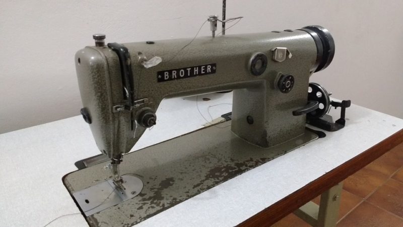 Cómo usar una máquina de coser Brother en 4 pasos