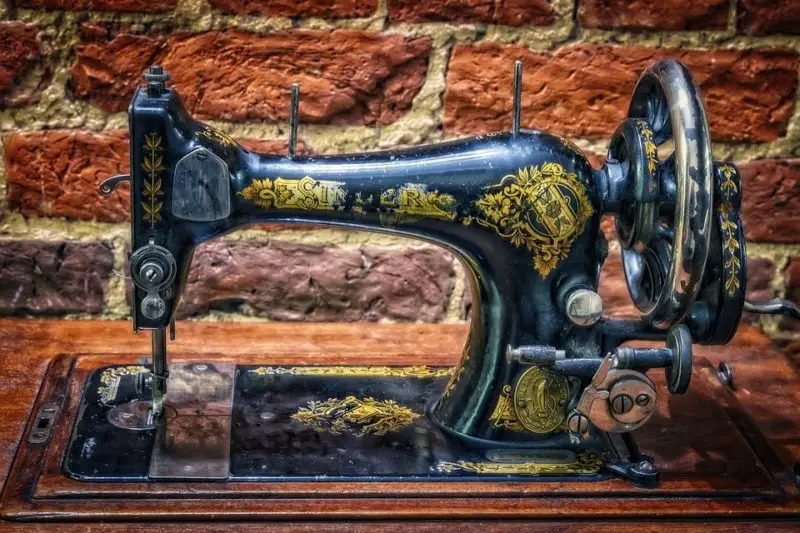 Cómo usar una vieja máquina de coser: 3 pasos para hacer