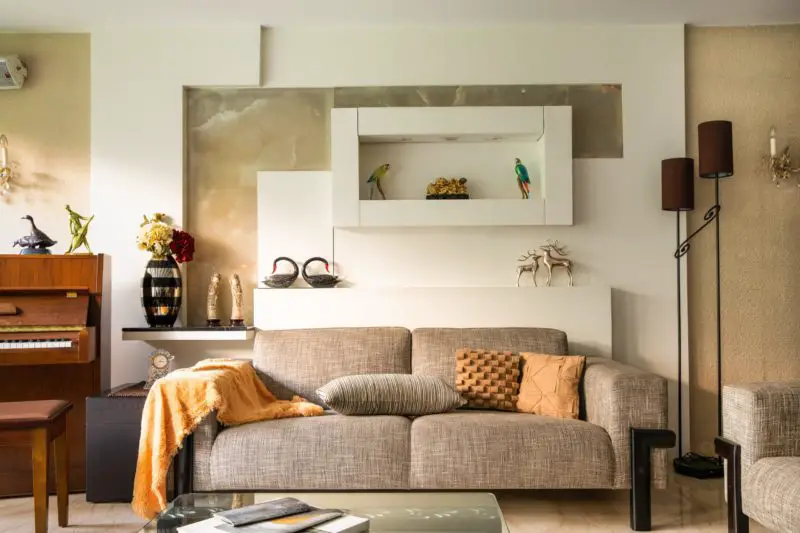 Consejos sobre cómo mover un sofá de dos plazas reclinable a la planta baja