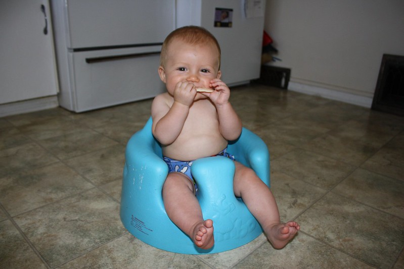 Cuándo se puede sentar al bebé en la silla Bumbo: 4 beneficios útiles
