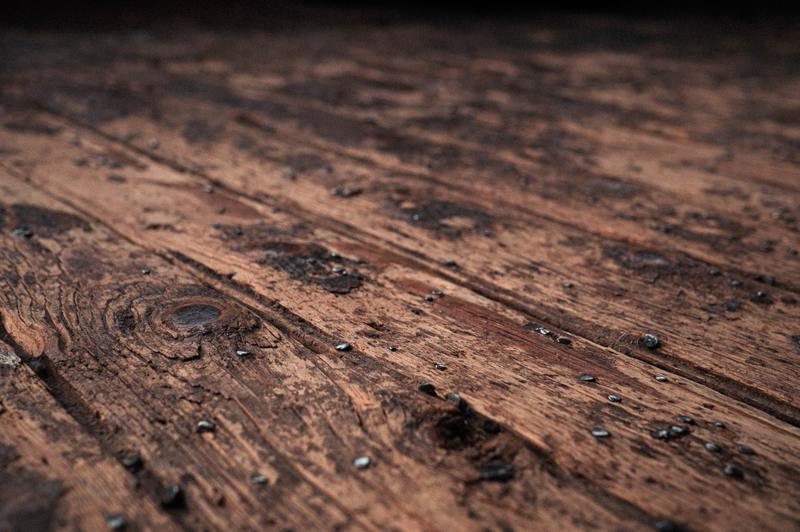 Guía sencilla de 3 pasos sobre cómo reparar la superficie de una mesa de madera dañada por el agua