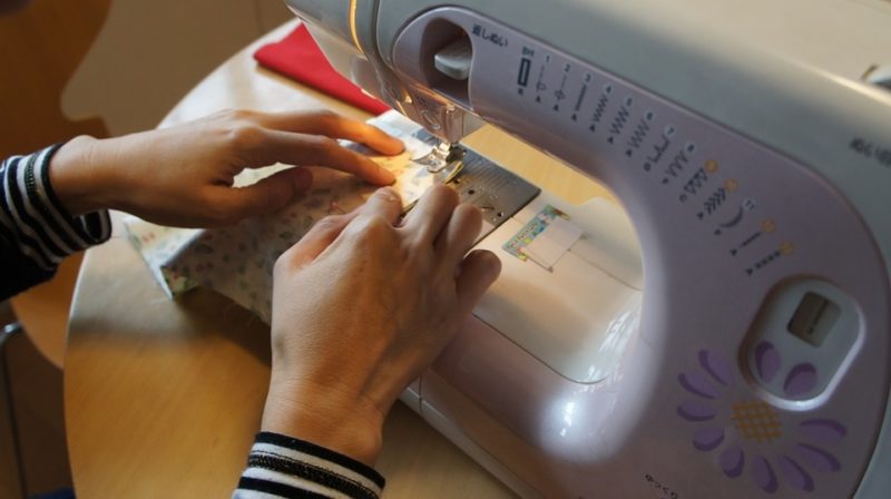 Por qué mi máquina de coser se atasca: 4 razones