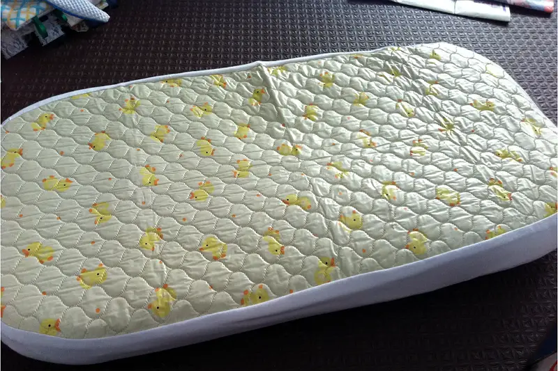 Proyecto de bricolaje: Cómo hacer una almohadilla de moisés impermeable
