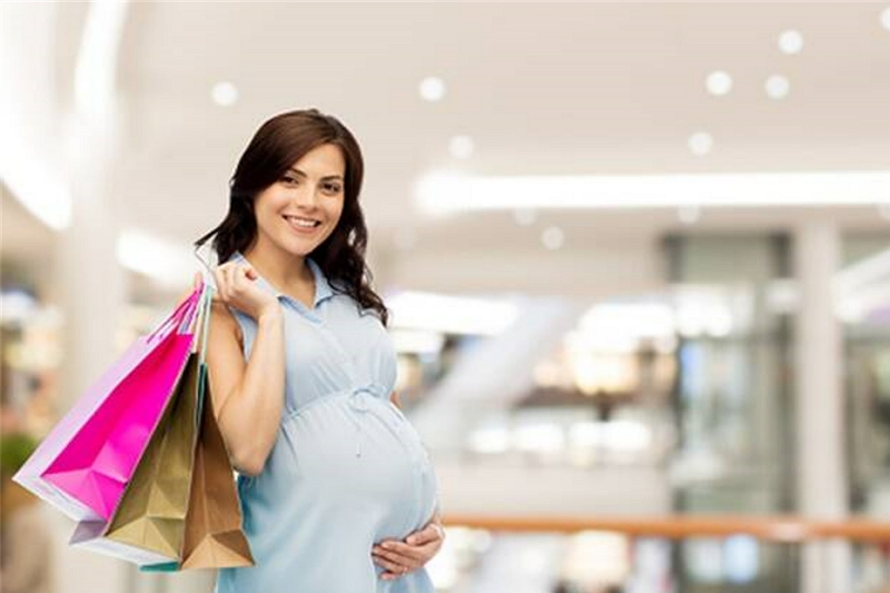 Una guía bien definida sobre cuándo comienza a usar ropa de maternidad