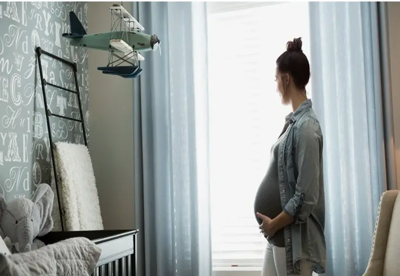 Una guía para nuevas mamás sobre cuándo comenzar a usar ropa de maternidad