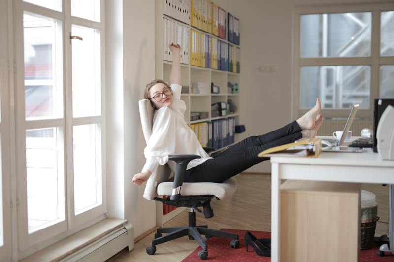 ¡Cómo hacer que una silla de oficina se recueste más en 4 sencillos pasos!
