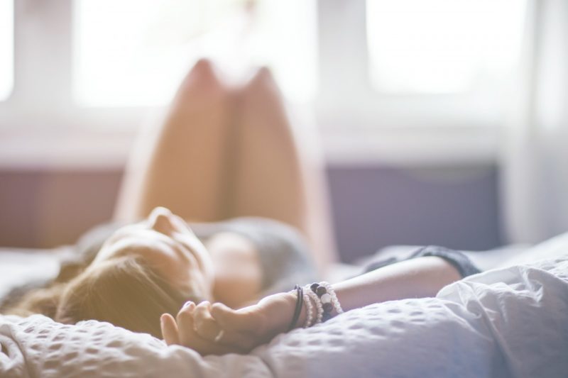 ¿Cómo acostarse en la cama después de un reemplazo de rodilla? ¡Las 5 mejores opciones!