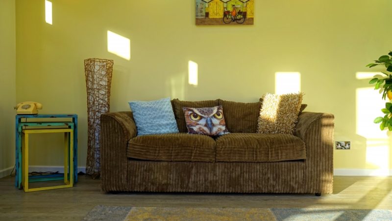 ¿Cómo arreglar un sofá cama hundido? ¡4 sencillos pasos!