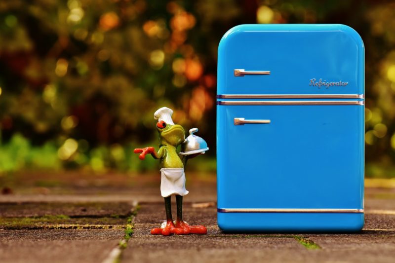 ¿Cómo colgar cosas en un refrigerador no magnético? ¡3 formas fáciles!