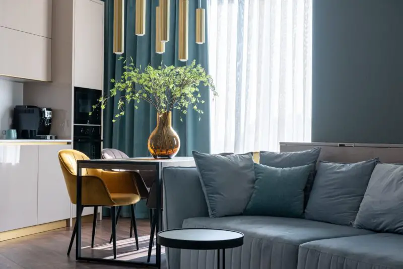¿Cómo decorar una sala de estar con un sofá de dos plazas?