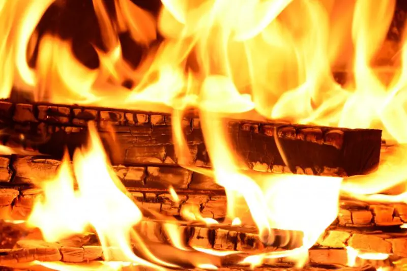 ¿Cómo encender un fuego en una estufa de leña? ¡7 sencillos pasos!