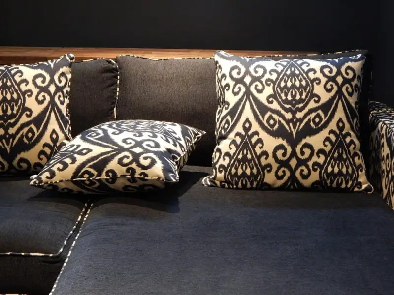 ¿Cómo mantener los cojines del sofá en su lugar? 3 mejores trucos