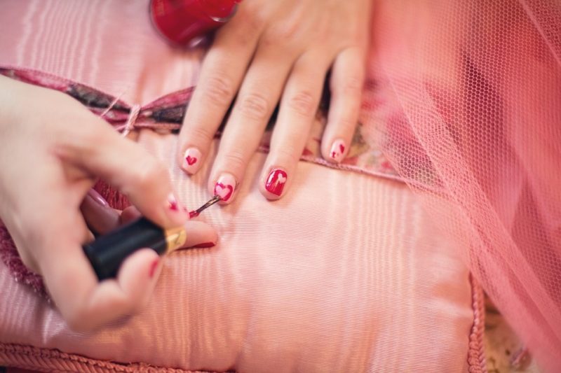 ¿Cómo quitar el esmalte de uñas de la tela del sofá? 2 maneras