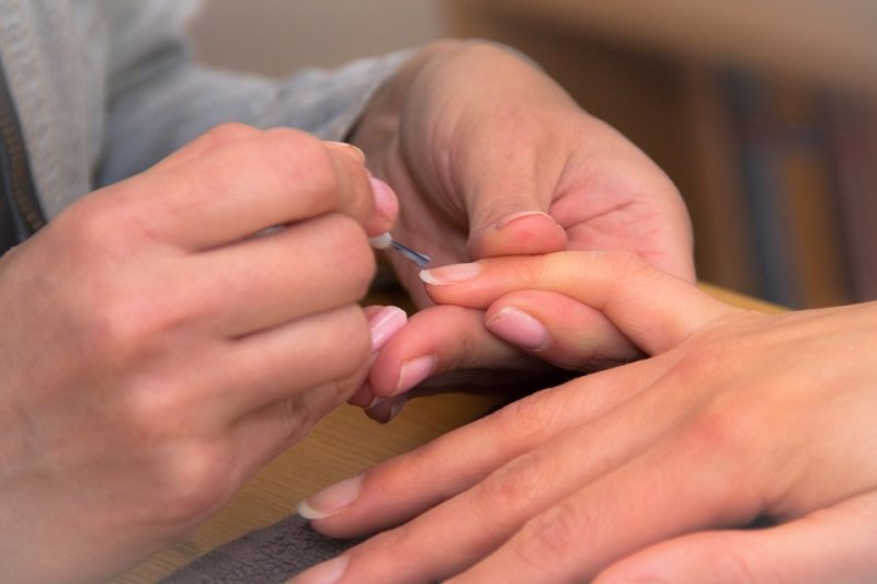¿Cómo quitar el esmalte de uñas del sofá de cuero? Manera más segura