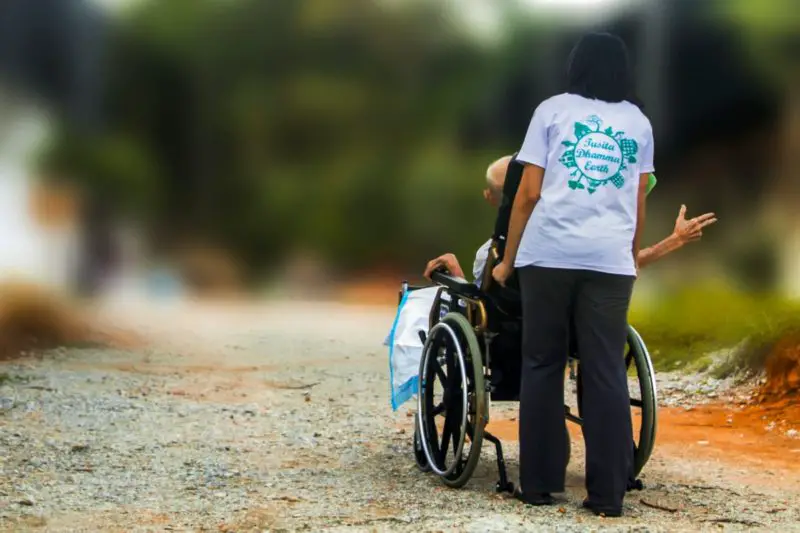 ¿Cómo transferir a un paciente paralítico de una silla de ruedas a la cama?