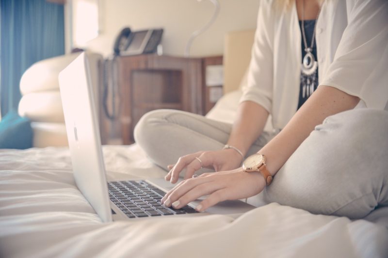 ¿Cómo usar la computadora portátil en la cama sin sobrecalentarse? ¡Los 5 mejores consejos!