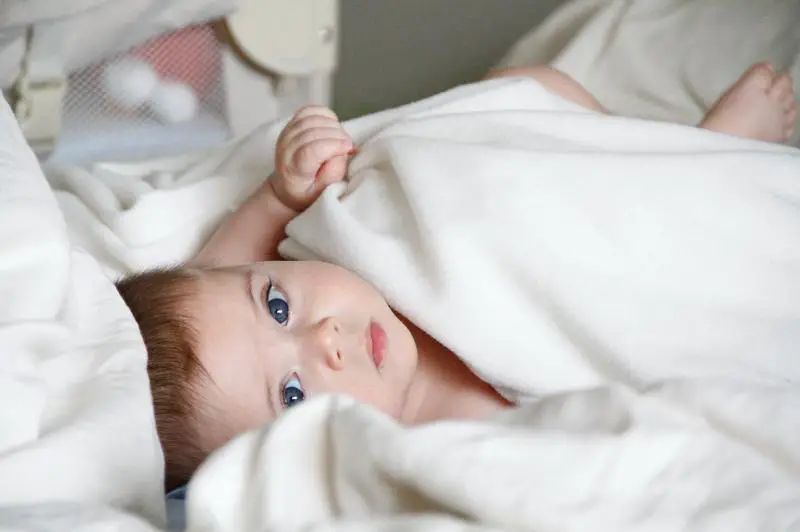 ¿Cuándo es seguro cubrir al bebé con una manta? 7 consejos básicos