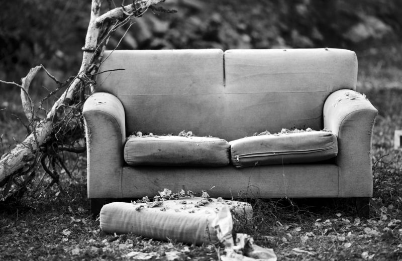 ¿Cuánto cuesta un sofá de dos plazas reclinable de muebles Century?