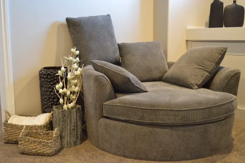 ¿Cuánto debería gastar en un sofá de dos plazas reclinable?