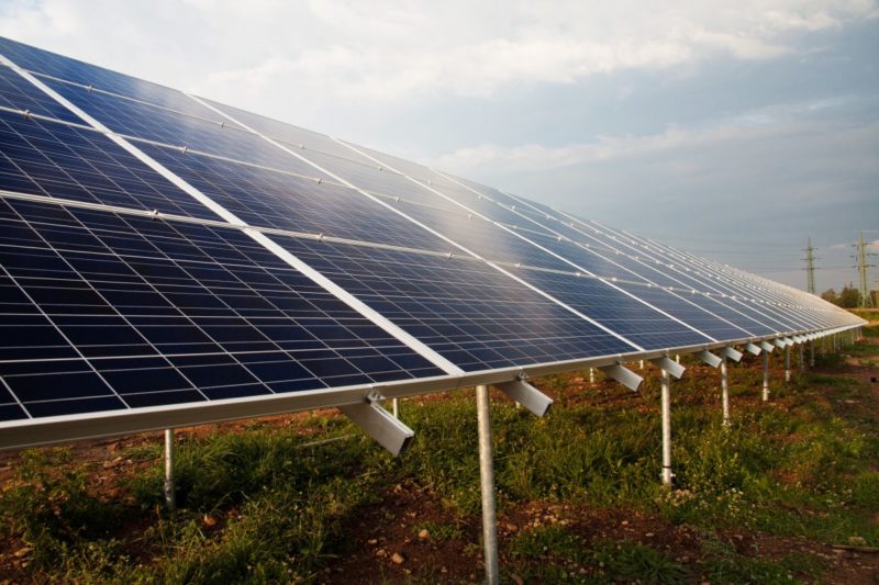 ¿Cuántos paneles solares para hacer funcionar un refrigerador? ¡3 inversores impresionantes!