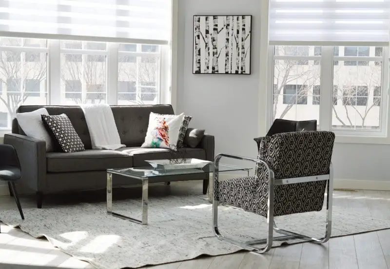¿De qué color van las cortinas con el sofá gris? Prueba estos 2