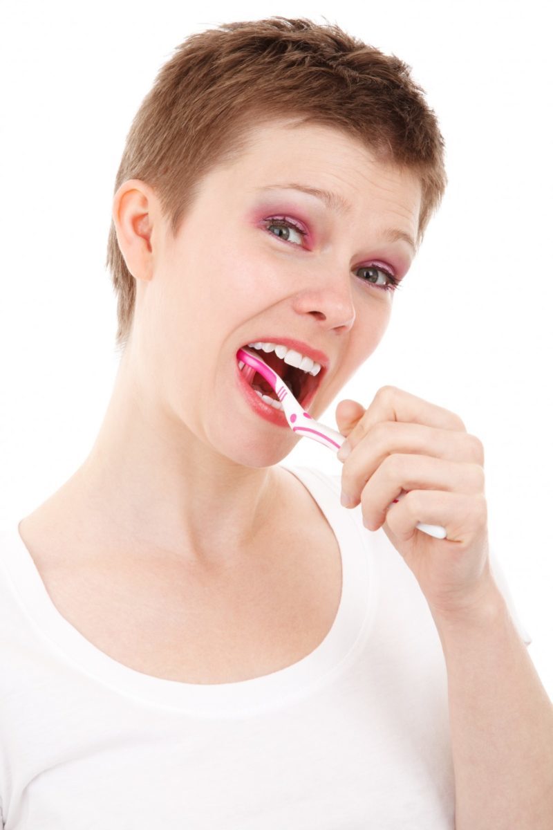 ¿Por qué cepillarse los dientes antes de acostarse? ¡3 mejores razones!
