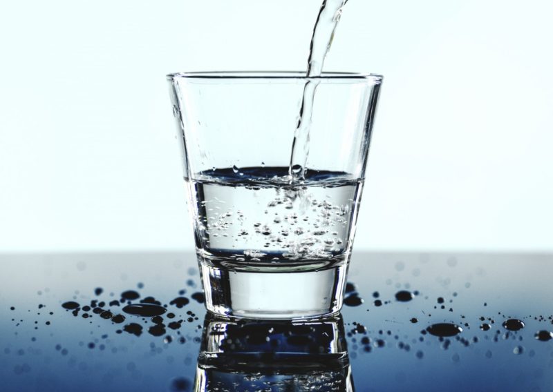 ¿Por qué debería beber agua antes de acostarse? ¡4 beneficios útiles!