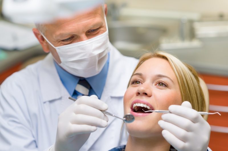 ¿Por qué los implantes dentales Arent están cubiertos por un seguro? ¡2 mejores razones por las que!