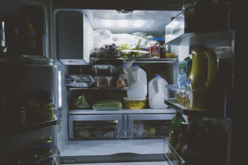 ¿Por qué mi frigorífico huele a productos químicos? ¡5 razones sorprendentes!