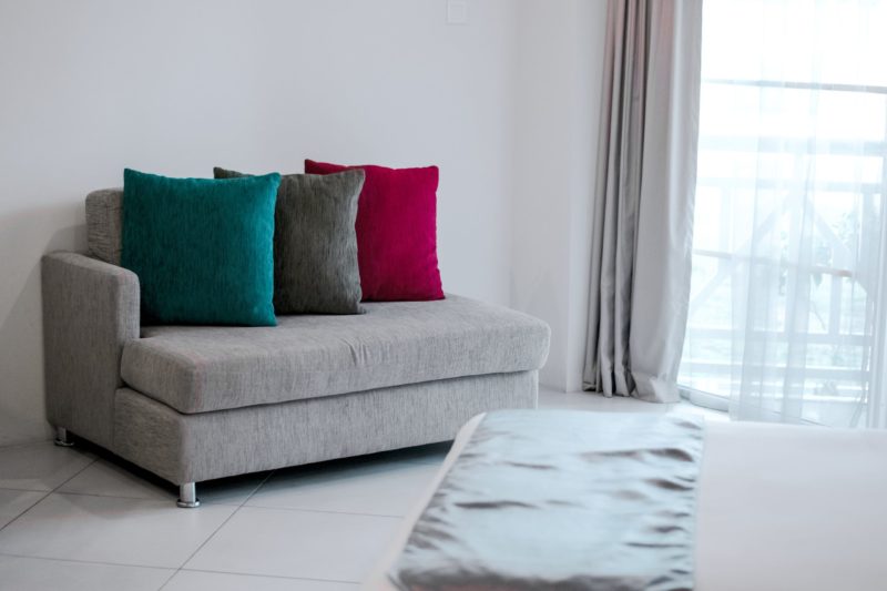 ¿Qué es la longitud estándar de un sofá de dos plazas?
