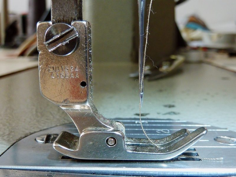 ¿Qué es una máquina de coser de caña baja frente a una caña alta?