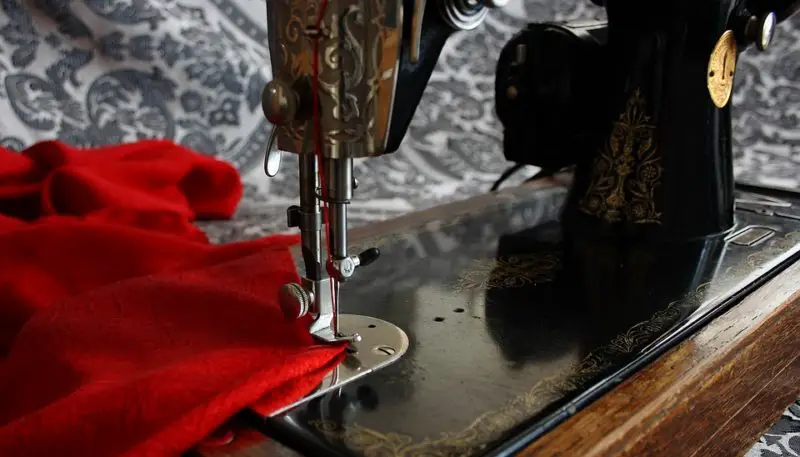 ¿Qué es una máquina de coser de puntada invisible? Usos & amp; Más