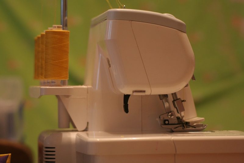 ¿Qué es una máquina de coser Serger frente a una máquina de coser?