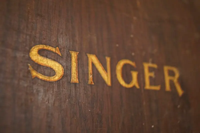 ¿Quién fabrica las máquinas de coser Singer?
