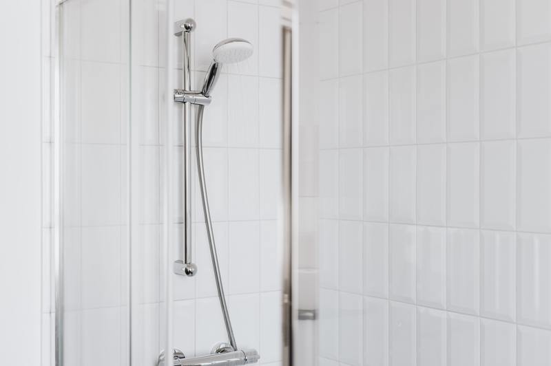 4 sencillos pasos de bricolaje sobre cómo eliminar el moho de la lechada de la ducha