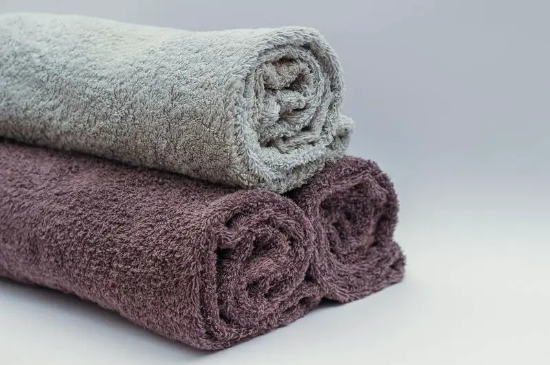 6 maneras fáciles de quitar el olor a moho de las toallas