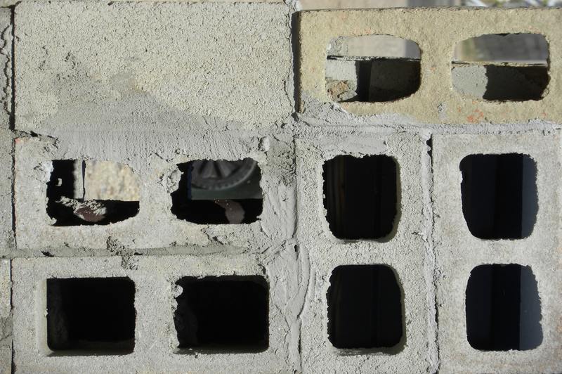 6 sencillos pasos sobre cómo limpiar el moho de las paredes de bloques de cemento