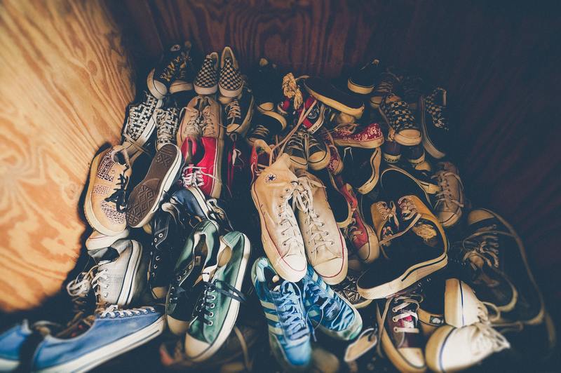 7 consejos útiles sobre cómo prevenir el moho en los zapatos en el armario