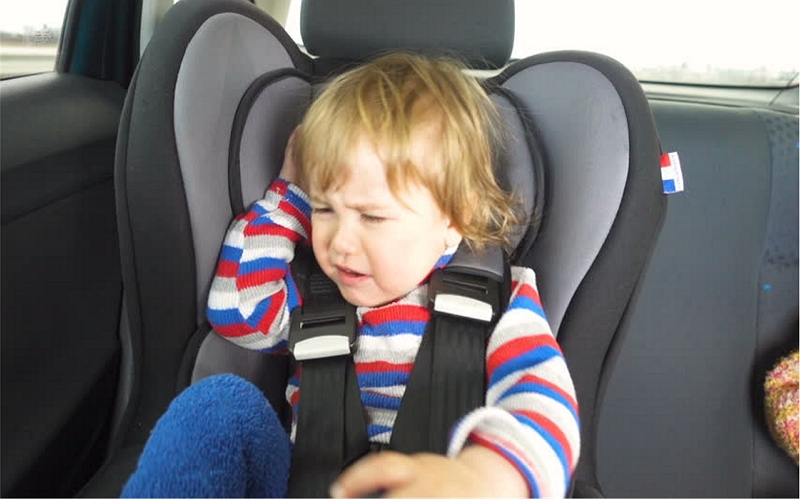 Bebé llorando en el asiento del automóvil ¿Qué hacer? ¡Lee esto!