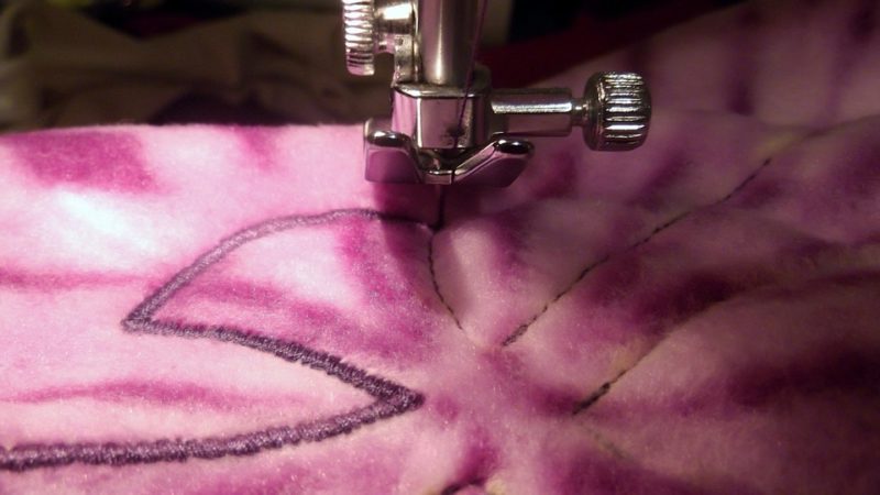 Cómo ajustar la tensión en la máquina de coser Singer