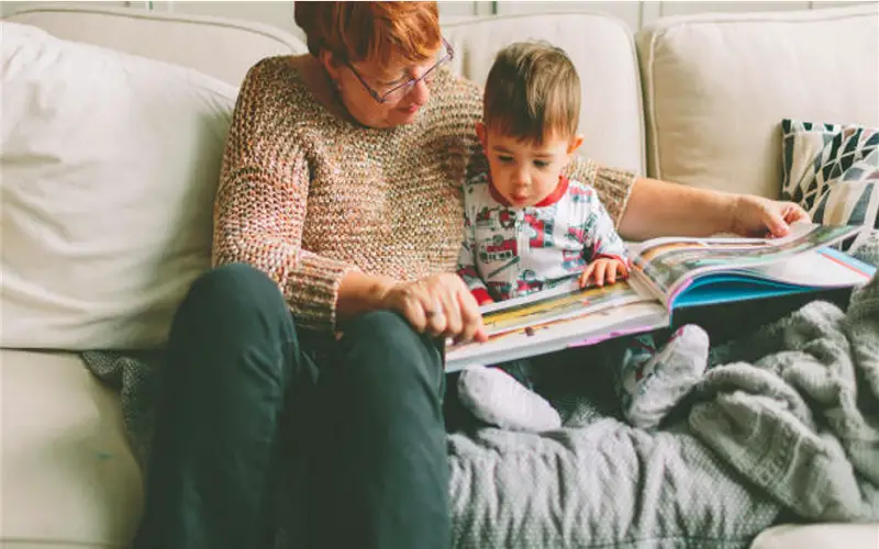 Cómo armar un libro de imágenes familiares para bebés