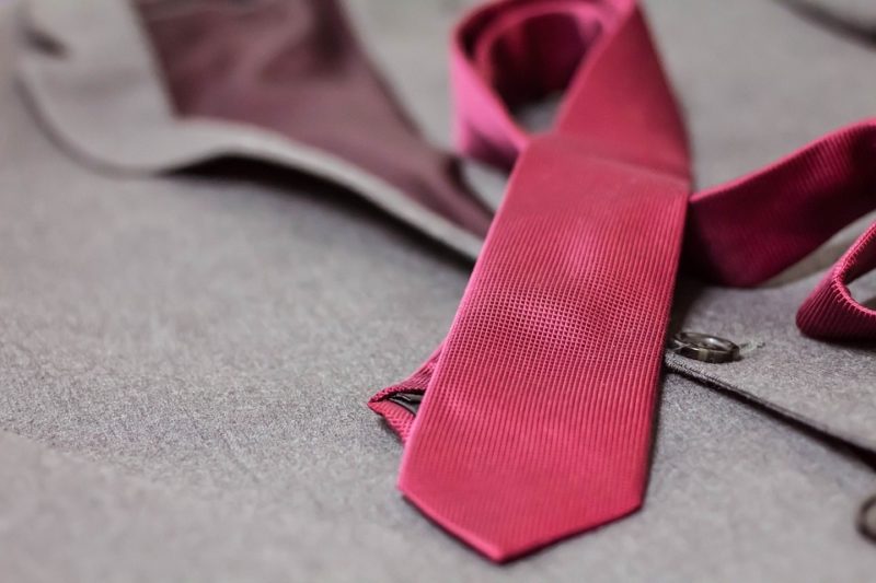 Cómo atar una corbata para una boda: 2 mejores nudos