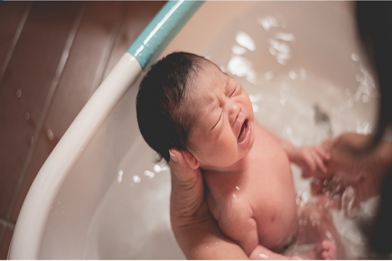 Cómo bañar a un bebé en el fregadero