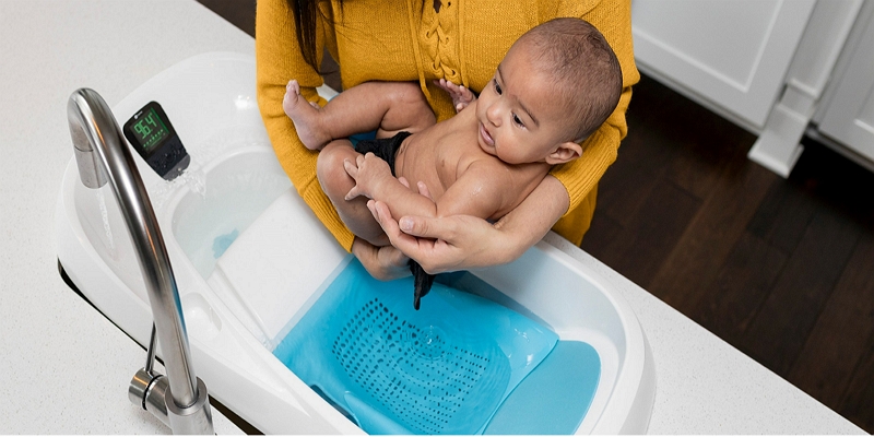 Cómo bañar con esponja a un bebé